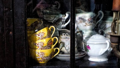 Barang antik berupa barang pecah belah yang ia koleksi di rumahnya yang memiliki nilai ekonomi, Minggu (4/6) Foto: abp/Urban Id