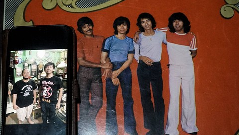 Taro bersama Ryan D'masiv dengan koleks barang antik berupai piringan hitam yang ia kumpulkan, Minggu (4/6) Foto: abp/Urban Id