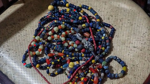 Barang antik berupa Manik-manik hasil temuan Sungai Musi Palembang, Minggu (4/6) Foto: abp/Urban Id