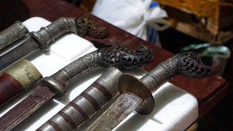 Barang antik berupa senjata era kesultanan Palembang bergagang perak yang menjadi koleksi pribadinya, Minggu (4/6) Foto: abp/Urban Id