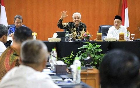 Gubernur Jawa Tengah Ganjar Pranowo dan Staf Khusus Wakil Presiden Imam Aziz dalam FGD Optimalisasi Koperasi untuk Penanggulangan Kemiskinan di Magelang, Kamis (25/5). Foto: Dok. Panitia FGD