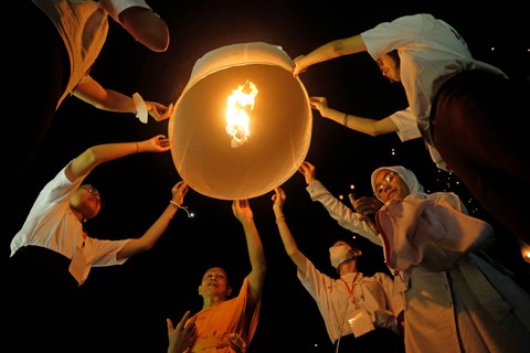 Perserta melepaskan lampion saat Festival Lampion Waisak 2023 di Marga Utama kompleks Taman Wisata Candi (TWC) Borobudur, Magelang, Jawa Tengah, Minggu (4/6/2023).  Foto: Anis Efizudin/ANTARA FOTO