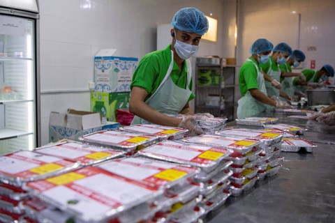 Sejumlah pekerja mengepak makanan untuk didistribusikan kepada jemaah di Perusahaan Katering Ahla Zad Company di Mekkah, Arab Saudi, Minggu (4/6/2023).  Foto: Wahyu Putro A/ANTARA FOTO