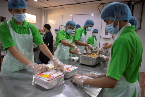 Sejumlah pekerja mengepak makanan untuk didistribusikan kepada jemaah di Perusahaan Katering Ahla Zad Company di Mekkah, Arab Saudi, Minggu (4/6/2023).  Foto: Wahyu Putro A/ANTARA FOTO