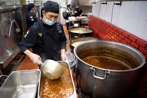 Pekerja memasak makanan yang akan didistribusikan kepada jemaah di Perusahaan Katering Ahla Zad Company di Mekkah, Arab Saudi, Minggu (4/6/2023).  Foto: Wahyu Putro A/ANTARA FOTO