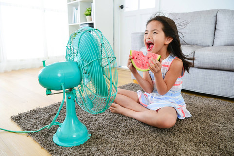 Ilustrasi anak makan semangka. Foto: PR Image Factory/Shutterstock