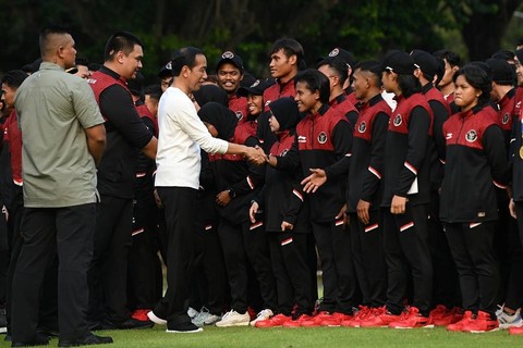 Presiden Joko Widodo serahkan bonus SEA Games 2023. Foto: ANTARA FOTO/Sigid Kurniawan