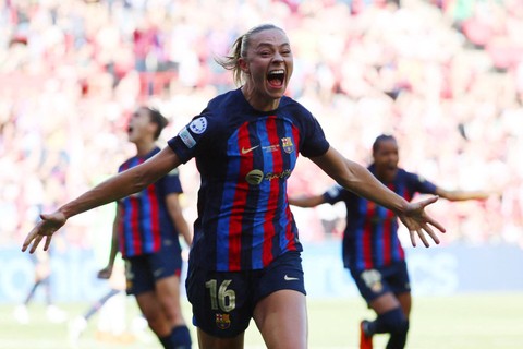 Selebrasi pemain FC Barcelona Femeni  Fridolina Rolfo usai mencetak gol ke gawang VfL Wolfsburg pada pertandingan final Women's Champions League di Philips Stadion, Eindhoven, Belanda, pada 3 Juni 2023.  Foto: Yves Herman/REUTERS