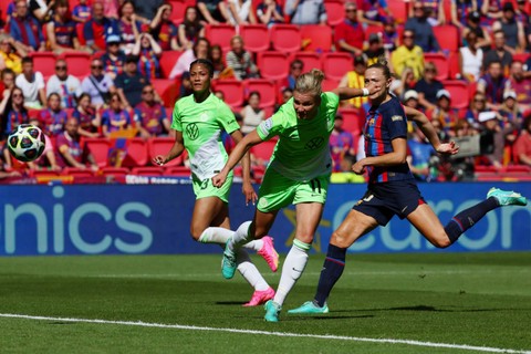 Pemain VfL Wolfsburg Women mencetak gol ke gawang FC Barcelona Femeni pada pertandingan final Women's Champions League di Philips Stadion, Eindhoven, Belanda, pada 3 Juni 2023.   Foto: Yves Herman/REUTERS