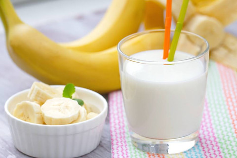  Ilustrasi makan pisang. Foto: Shutter Stock