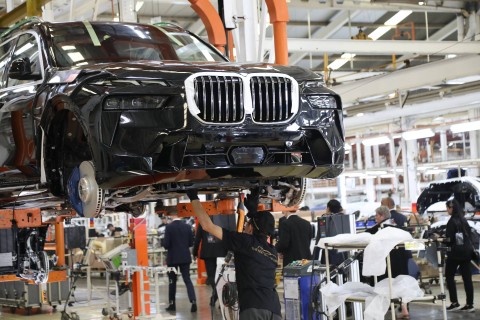 Pekerja merakit kerangka mobil BMW di Pabrik Perakitan BMW di kawasan Sunter, Jakarta Utara.  Foto: Fitra Andrianto/kumparan