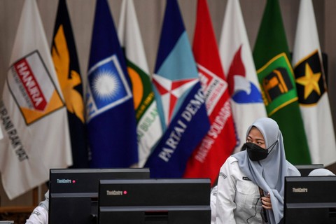 Petugas Komisi Pemilihan Umum (KPU) memverifikasi berkas bakal calon legislatif (bacaleg) Pemilu 2024 di Kantor KPU, Jakarta, Minggu (14/5/2023).  Foto: M Risyal Hidayat/ANTARA FOTO