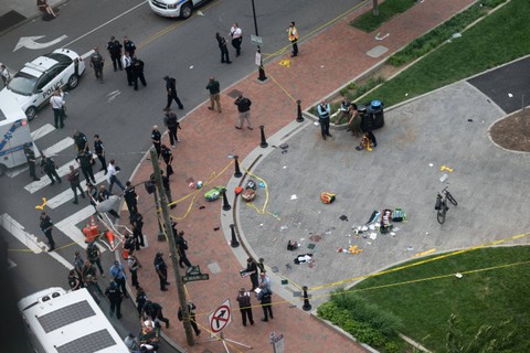Polisi melakukan penyelidikan tempat kejadian penembakan ketika lulusan sekolah di Richmond, Virginia, AS, Selasa (6/6).  Foto: Instagram/@by.esign/via REUTERS