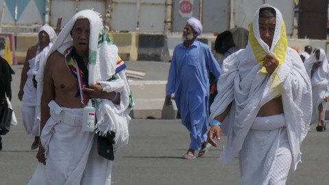 Umat Islam menutup kepala menggunakan kain ihram usai melakukan umrah di Masjidil Haram, Mekah, Arab Saudi, Selasa (6/6/2023). Foto: ANTARA FOTO/Wahyu Putro A