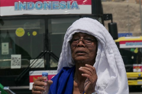 Seorang peserta ibadah haji menutup kepala dengan kain ihram usai melakukan umrah di Terminal Syieb Amir, Mekah. Arab Saudi, Selasa (6/6/2023). Foto: ANTARA FOTO/Wahyu Putro A