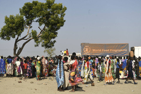 Perempuan pengungsi Sudan menunggu jatah makanan mereka selama distribusi makanan di samping truk Program Pangan Dunia (WFP) di Bentiu pada 7 Februari 2023. Foto: Simon Maina / AFP