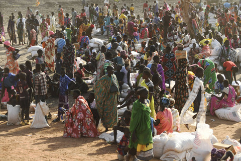 Pengungsi Sudan menunggu jatah makanan mereka selama distribusi makanan di samping truk Program Pangan Dunia (WFP) di Bentiu pada 7 Februari 2023. Foto: Simon Maina / AFP