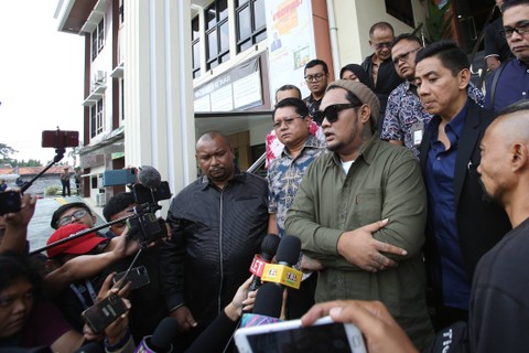 Musisi Virgoun saat ditemui wartawan usai mediasi di Pengadilan Agama Jakarta Selatan, Jakarta, Rabu, (7/6/2023). Foto: Agus Apriyanto