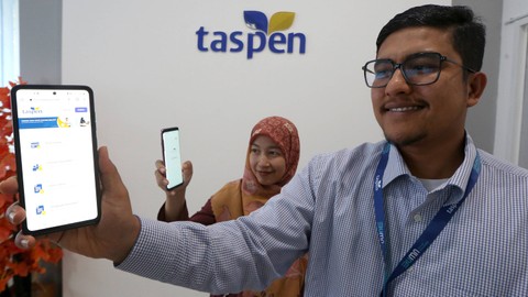 Petugas PT Taspen (persero) Banda Aceh memperlihatkan aplikasi digital yang dapat digunakan oleh Aparatur Sipil Negara (ASN) aktif dan pensiunan peserta taspen di Banda Aceh, Aceh, Rabu (7/6/2023). Foto: ANTARA FOTO/Irwansyah Putra