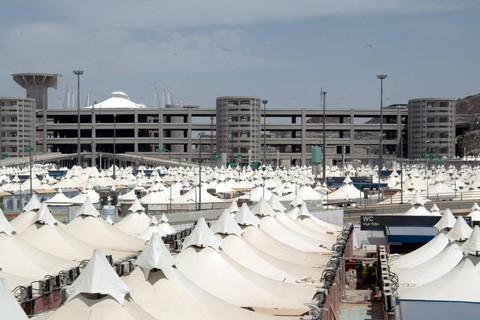 Pekerja menyelesaikan persiapan tenda untuk jamaah di Mina, Arab Saudi, Rabu (7/6/2023). Foto: Wahyu Putro A/Antara Foto
