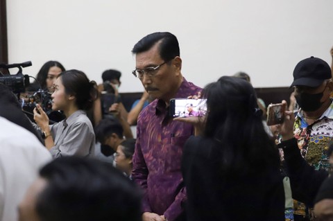 Menko Marves Luhut Binsar Pandjaitan tiba di ruang persidangan kasus Haris-Fatiah di Pengadilan Negeri Jakarta Timur, Kamis (8/6/2023). Foto: Jamal Ramadhan/kumparan