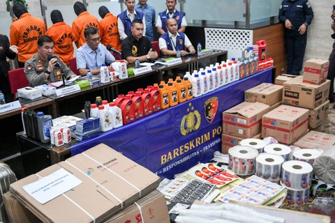 Dirtipidter Bareskrim Polri Brigjen Pol Hersadwi Rusdiyono bersama Karopenmas Divisi Humas Polri Brigjen Pol Ahmad Ramadhan memberikan keterangan pers saat rilis pengungkapan produsen oli palsu di Mabes Polri, Jakarta, Kamis (8/6/2023).  Foto: Hafidz Mubarak A/ANTARA FOTO