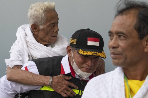 Petugas menggendong jemaah calon haji kloter SOC 47 turun dari bus setibanya di hotel sektor 7 Afaq Almashaeir di Makkah, Arab Saudi, Kamis (8/6/2023). Foto: Wahyu Putro A/ANTARA FOTO