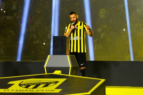 Karim Benzema berbicara kepada para penggemar selama presentasinya pada upacara penyambutan setelah bergabung dengan Al Ittihad, di Jeddah, Arab Saudi, Kamis (8/6/2023). Foto: Stringer/REUTERS