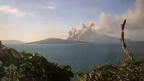 Erupsi gunung Anak Krakatau pada hari Jumat, 09 Juni 2023. Foto: @PVMBG_