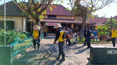 Polisi, TNI, dan sejumlah warga gotong royong bersih-bersih Museum Tamansiswa Dewantara Kirti Griya, Jumat (9/6/2023). Foto: Arfiansyah Panji/kumparan