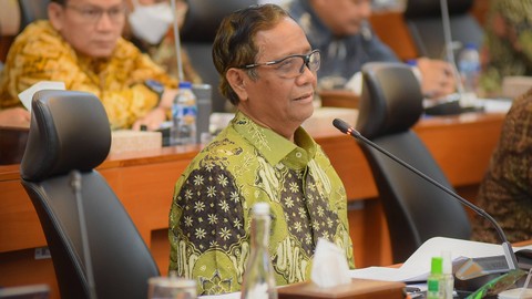 Menteri Koordinator Bidang Politik, Hukum, dan Keamanan (MenkoPolhukam) Mahfud MD menyampaikan paparan dalam rapat kerja bersama Badan Anggaran (Banggar) DPR di kompleks Parlemen, Jakarta, Jumat (9/6/2023). Foto: ANTARA FOTO/Aqila Budiati