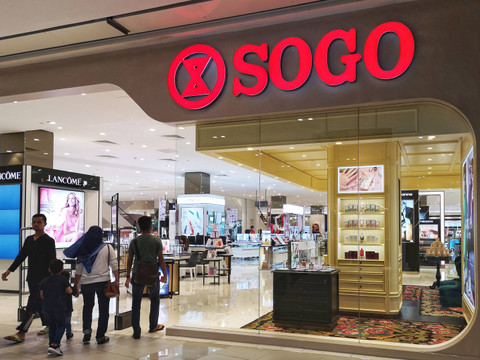 Pengunjung melintasi logo Sogo. Foto: Zety Akhzar/Shutterstock