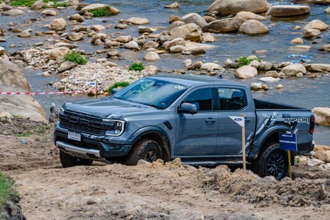 Ford Ranger Raptor menerabas lumpur di test track di Vietnam. Dok: Ford.