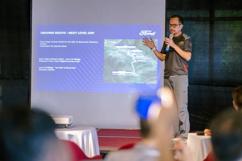 Tony saat menjelaskan perjalanan ke test track. Dok: Ford.