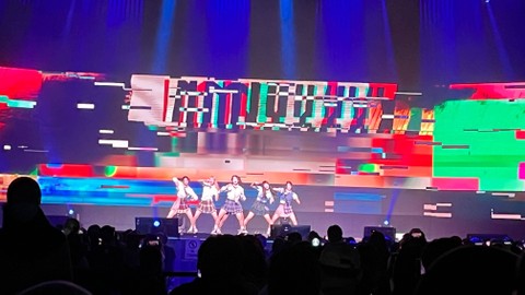 Showcase tour NMIXX di The Kasblanka Hall, Jumat (9/6). Foto: Nurlaela/kumparan