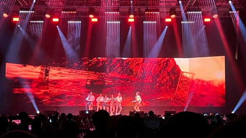 Showcase tour NMIXX di The Kasblanka Hall, Jumat (9/6). Foto: Nurlaela/kumparan