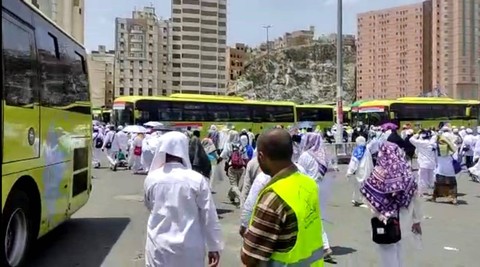 Suasana terminal bus Syib Amir dan Bab Ali usai jemaah haji salat di Masjidil Haram Foto: Ahmad Romadoni/kumparan