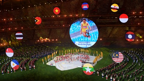 Suasana penutupan ASEAN Para Games 2023 di Stadion Morodok Techo National Stadium, Phnom Penh, Kamboja, Jumat (9/6/2023). Foto: ANTARA FOTO/Zabur Karuru