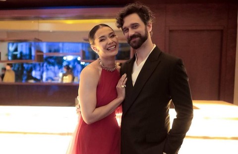 Adinia Wirasti dan suaminya, aktor asal Australia, Michael Wahr. Foto: Instagram/@michaelswahr