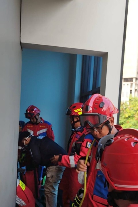 Petugas mengevakuasi wanita terjepit lift di kawasan Kebon Kacang, Tanah Abang, Jakarta Pusat, Sabtu (10/6/2023). Foto: Dok. Istimewa