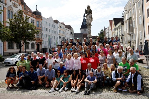 Pasangan kembar dari seluruh Eropa berfoto bersama dalam pertemuan kembar internasional di Braunau, Austria, Jumat (9/6/2023). Foto: Leonhard Foeger/REUTERS