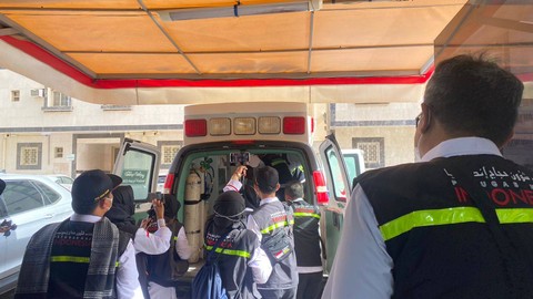 Jemaah haji yang sakit di Madinah mulai dipindahkan ke Makkah. Foto: Dok. Kemenkes RI