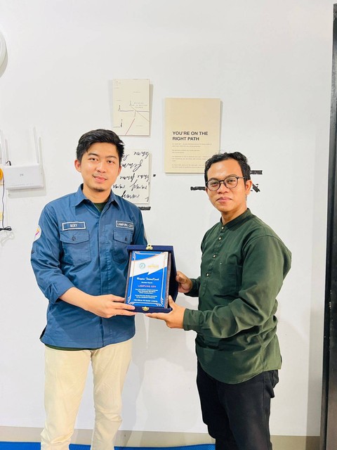 CEO Lampung Geh, Bery Decky Saputra dan Mentor Schoarship YBM BRILiaN Lampung, Hanggara Ramadhan Sunano. | Foto: Lampung Geh