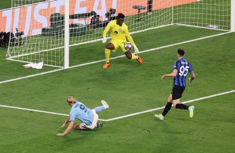 Erling Haaland dalam laga Manchester City vs Inter Milan di final Liga Champions 2022/23, Minggu (11/6) dini hari WIB. Foto: Umit Bektas/REUTERS