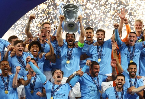 Ilkay Gundogan dari Manchester City mengangkat trofi saat ia merayakan bersama rekan setimnya setelah memenangkan Liga Champions di Stadion Olimpiade Ataturk, Istanbul, Turki. Foto: Molly Darlington/Reuters