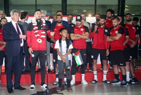 Kapten Timnas Palestina Rami Hamadeh (kedua kiri) didampingi Duta Besar Palestina untuk Indonesia Zuhair Al-Shun (kiri) memberikan sambutan setibanya di Terminal 3 Bandara Soekarno Hatta, Tangerang, Banten, Sabtu (10/6/2023). Foto: Muhammad Iqbal/Antara Foto