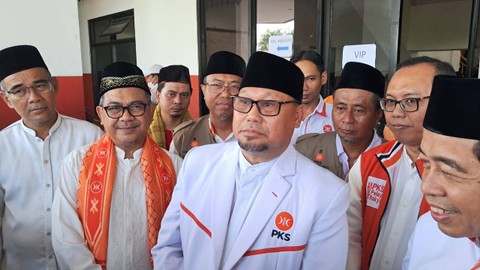Anggota DPRD DKI Muhammad Thamrin dan massa pendukung bacapres Anies Baswedan di GOR Ciracas, Minggu (11/6/2023). Foto: Annisa Thahira Madina/kumparan