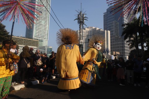 Sejumlah peserta mengikuti Parade Budaya saat Car Free Day (CFD) di Kawasan Bundaran HI, Jakarta, Minggu (11/6/2023). Foto: Dicky Adam Sidiq/kumparan
