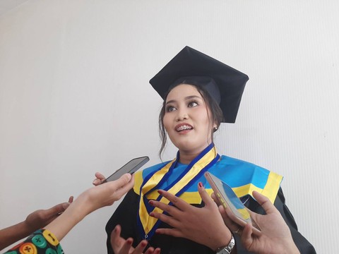 Cheline Cecylia Pardosi Wisudawan Terbaik Institusi dari Universitas Hayam Wuruk (UHW) Perbanas Surabaya. Foto-foto: Amanah Nur Asiah/Basra
