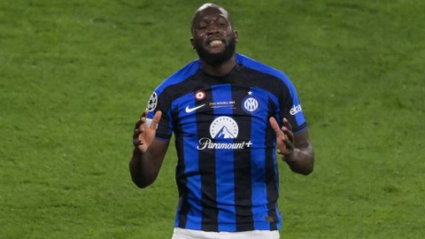 Romelu Lukaku membela Inter Milan melawan Manchester City dalam laga final Liga Champions 2022/23 di Ataturk Olympic Stadium, Istanbul, Turki, Minggu (11/6/2023) dini hari WIB. Foto: BULENT KILIC / AFP